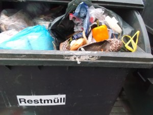 Müll0315 152.jpg (468.49 KiB) 11427 mal betrachtet Puh! Wie der Müllsiff gestunken hat!