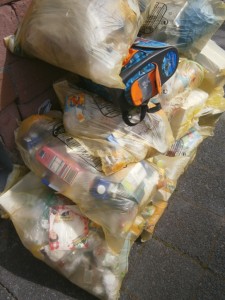 Müll0515 001.jpg (282.68 KiB) 29564 mal betrachtet Gelbe Sack-Abfälle bereit zur Abfuhr gelegt.