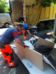Müll0615 (10).JPG (600.06 KiB) 22338 mal betrachtet Gleich griffen die Müllmänner zu!