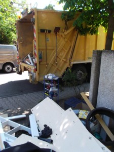 Müll0615 (11).JPG (614.63 KiB) 22338 mal betrachtet In wenigen Augenblicken verschwanden Teile ihres alten Jugendzimmers im Pressmüllauto.