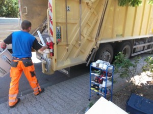 Müll0615 (12).JPG (139.18 KiB) 22670 mal betrachtet Als rein mit dem Gerümpel in die Müllschüttung!