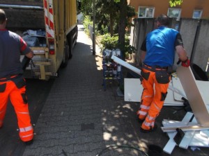 Müll0615 (13).JPG (127.33 KiB) 22670 mal betrachtet Ob gerade die Mutter zufrieden hinter den Gardinen am Fenster stand zusah und hörte, wie gerade ihr Entsorgungsproblem "gelöst" wurde?!