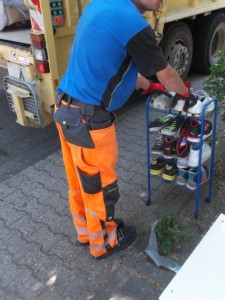Müll0615 (14)a.jpg (365.02 KiB) 22670 mal betrachtet Vielleicht hatte die Mutter oder wer auch immer den Sperrmüll zu spät rausgestellt. Jedenfalls kümmerte sich nun ein Orangener Engel um ihre geilen Sneaks. Sogar ein Reebok Pump Sondermodell befand sich nun wortwörtlich in den Händen der Müllabfuhr!
