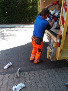 Müll0615 (15).JPG (555.84 KiB) 22670 mal betrachtet Trotz geübtem Schwung in die Müllschüttung plumpsten teilweise ihre Sneaker auf die Straße.