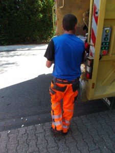 Müll0615 (16).JPG (562.85 KiB) 22670 mal betrachtet Fluchend hob der Müllmann die Schuhe auf und warf sie hinterher, denn stabile Shox auf einer Straße stellen eine Unfallgefahr dar. Sie müssen unbedingt weg!