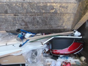 Es wurde &quot;enger&quot; und &quot;enger&quot; für die Sneakersammlung des Mädels; aber sie hatte mit den gepressten Sneakern nichts mehr zu tun!