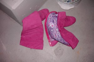 Astrid01 006.jpg (393.49 KiB) 7315 mal betrachtet Eigentlich schön, diese tollen Stiefel mal wieder zu sehen, aber ausgerechnet in dieser "Situation"?!