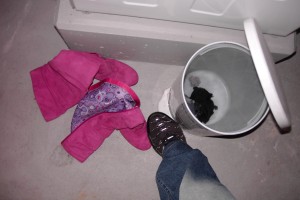 Astrid01 008.jpg (414.42 KiB) 7544 mal betrachtet Als ich noch überlegte, was ich von diesem Anblick halten sollte kam die Putzfrau rein und meinte genervt, dass dies ab und zu vorkomme, dass BHs, Slips und Söckchen gleich vor oder nach der Wäsche hier weggeworfen würden und seltener Schuhe wie Sneaker oder Plimsoles.