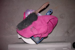 Lady Ashtons geile Stiefel als "Kehricht" auf einer Dreckschüppe?!