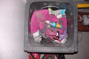 Also schnell "zugreifen", den Dreck abschütteln und weiter sehen. Wenn das "Fehlen" der entsorgten Stiefel eine Woche später dann evtl. der Putzfrau auffallen würden; ... es kommen ja nochmehr Leute wie andere Putzfrauen; Hausmeister und Handwerker in diesen Technik-Raum. Hihi!