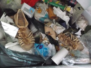 Müll0615 (361).JPG (494.5 KiB) 10497 mal betrachtet Da kommt immer wieder Freude auf, Müllschuhe paarweise zu finden!