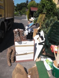 Müll0615 (91).JPG (548.76 KiB) 22282 mal betrachtet Endlich fährt das Müllauto vor!