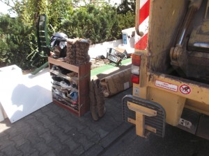 Müll0615 (93).JPG (592.44 KiB) 22276 mal betrachtet Jetzt kam es drauf an: Würden die Orangenen Engel diesmal "Gnade vor Abfallsatzung" ergehen lassen und das "Altschuhproblem" einer jungen Frau freundlicherweise doch beseitigen?