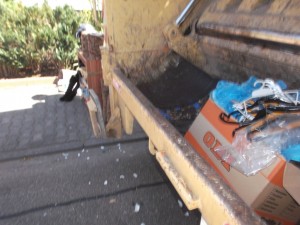 Müll0615 (94).JPG (544.8 KiB) 22672 mal betrachtet Ein Karton mit Lumpen lag immerhin schon in der Müllschüttung und wurde gleich weggepresst. Es sah sozusagen "gut" aus für die vielen ausrangierten Schuhe und Stiefel?!