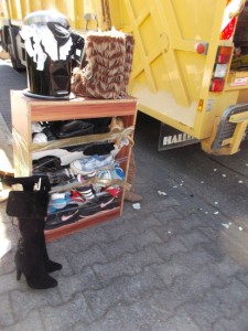 Müll0615 (98).JPG (523.94 KiB) 22273 mal betrachtet Selbst die mit zerbrochenen Holzleisten gefüllten schwarzen Schnürstiefel standen geradezu sexy und elegant am Straßenrand und warteten darauf, von kräftigen Männerhänden gepackt und "mitgenommen" zu werden.