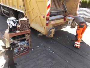 Müll0615 (99).JPG (515.07 KiB) 22670 mal betrachtet Krachend und splitternd schleuderten Trümmer aus der Müllschüttung auf die Straße.
