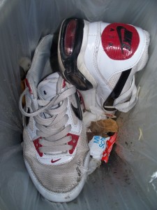 Die Nikes nun im Müll.