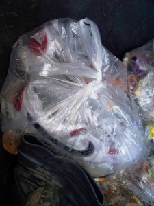 Die Nikes hygienisch verpackt im Küchenmüllbeutel.