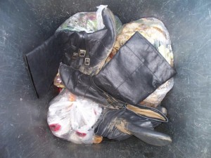 Schon wieder einige alte Frauenschuhe bei uns in der Mülltonne; - nichts besonderes also!