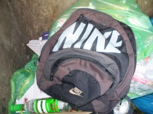 Müll0512 185.jpg (142.71 KiB) 7311 mal betrachtet Einen Nike-Rucksack gefunden!