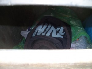 Nur zu sehen durch den Spalt eines Containerdeckels.