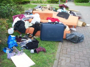 Müll0512 188.jpg (173.36 KiB) 19219 mal betrachtet Kinder- und Girly-Schuhe, ausrangiert, ausgeschlachtet und reif für die Sperrmüllabfuhr.
