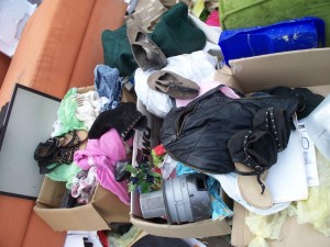 Müll0512 195.jpg (124.56 KiB) 19219 mal betrachtet Vermutlich wollte die junge Frau, dass ihre alten Lieblinge ordentlich verpackt in einem Karton auf die Sperrmüllabfuhr warten; eine naive Vorstellung!