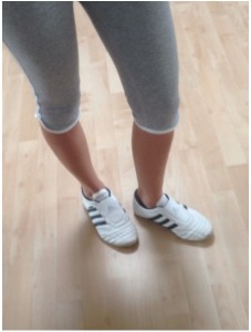 adis3.jpeg (61.7 KiB) 8512 mal betrachtet ...hier noch an den Füßen der Vorbesitzerin.