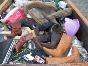 Müll0512 029.jpg (271.11 KiB) 10058 mal betrachtet Hier lagen nun Jessicas Stiefel und warteten nun übers Wochenende auf ihre allerletzte sehr kurze Fahrt hoch auf die Müllkippe.