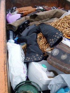 Müll0512 031.jpg (232.55 KiB) 9964 mal betrachtet Was doch dort alles für ein altes, kaputtes und nutzloses Gerümpel aus Privathaushalten zusammen kommt ... !