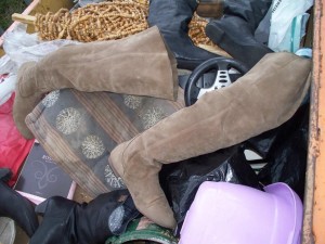 Müll0512 032.jpg (126.06 KiB) 10058 mal betrachtet Noch vor einer Stunde standen diese Overknees sorgfältig ausgestopft, damit keine Lagerungsschäden dran entstehen können, wohlbehütet im Schuhschrank.