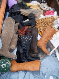 Müll0512 037.jpg (250.65 KiB) 10058 mal betrachtet Ich flachste zu Jessica, dass nun ihre bisher sorgsam gehüteten Stiefel nun nass werden würden und las ein gequältes Lächeln in ihrem Gesicht.