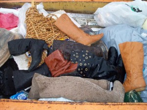 Müll0512 043.jpg (146.37 KiB) 9946 mal betrachtet Alle Müllstiefel auf einem (Dreck)haufen!