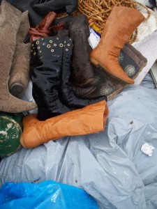 Müll0512 045.jpg (243.57 KiB) 9946 mal betrachtet Es regenete immer stärker und der ganze Abfall wurde nun glänzend nass.