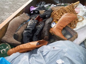 Müll0512 047.jpg (154.11 KiB) 9946 mal betrachtet Bald würde alles triefend nass sein und in der Wärme würde auch bald der Verrottungsprozess beginnen.
