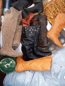 Müll0512 049.jpg (279.54 KiB) 9946 mal betrachtet Auch die Wildleder-Overknees wurden durch die Regentropfen immer mehr "gesprenkelt".