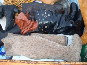 Müll0512 050.jpg (157.5 KiB) 9946 mal betrachtet Der Hof leerte sich und ich wollte auch keinen Anschiss provozieren. Also noch ein letztes Foto zum Abschied und ich überließ Jessicas Müllstiefel ihrem Schicksal auf der Kreismülldeponie.