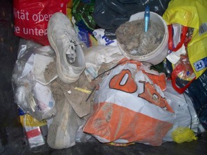 Ein &quot;staubtrockenes&quot; Ende, meist siffen ja irgendwelche Essensreste über weggeschmissene Klamotten und Schuhe. Hier aber &quot;passt&quot; es!