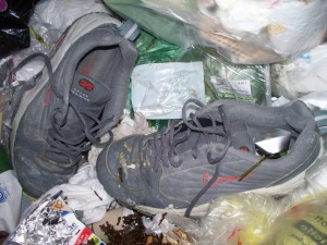 Das Ende dieser Turnschuhe ist allerdings ein gewöhnliches im &quot;normalen&quot; Hausmüll.