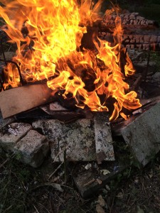 Hier schaut nur noch der rosa Swoosh auf der Spitze heraus, der Rest ist bereits ein Raub der Flammen.