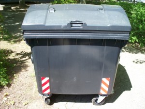 Müll0512 116.jpg (235.99 KiB) 6927 mal betrachtet So sieht ein noch neuer Müllcontainer aus am Anfang seiner "Karriere".