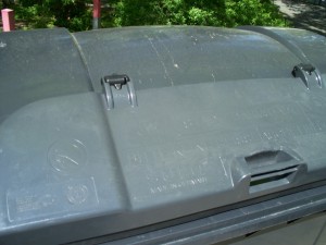 Es steht zwar drauf &quot;Keine heiße Asche einfüllen!&quot;, aber heiße Lady-Sneakers dürfen da schon hinein!