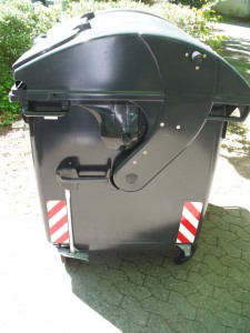 Welch ein Glanz für solch eine schmutzige Angelegenheit! Doch der würde auch bald verblassen und dazu noch der typische Müllgestank, ... . Dann wird alles wieder &quot;normal&quot; sein. Grins!