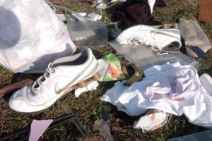 Janine08 111.jpg (119.5 KiB) 10129 mal betrachtet Sehr geile weiß-goldene "Shox", die nun nur noch der letzte Dreck waren und auf die Straßenreinigung warteten.