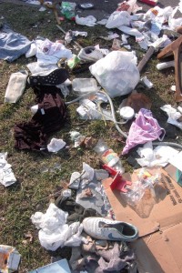 Janine08 113.jpg (307.35 KiB) 10129 mal betrachtet Da die "Shox", obwohl endfertig abgelatscht, noch relativ sauber aussahen, beschloss ich, ihnen bald ein schmutziges und entwürdigendes Ende im Hausmüll zu bereiten und zuzusehen, wie sie langsam im Dreck untergehen.