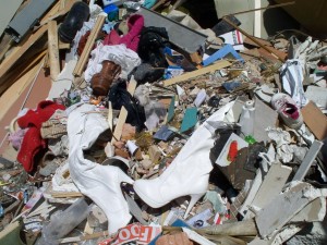 Müll0512 216.jpg (183.35 KiB) 9641 mal betrachtet Am steilen Müllhang hatte ein süßer Kinderschuh schon seinen Partner verloren. Ein Schicksal, welches die allermeisten Schuhe auf der Müllkippe ereilt, nachdem der Verdichter den frisch verkippten Hausmüll auf der Deponie "eingearbeitet" hat.