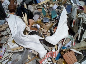 Müll0512 220.jpg (172.11 KiB) 9641 mal betrachtet Noch schnell ein Foto, denn der Verdichter würde gleich wieder an der Kante sein und neuen Müll runterschieben und da wollte ich nicht in der Nähe sein.