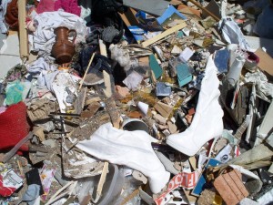 Müll0512 221.jpg (209.82 KiB) 11649 mal betrachtet Auf einer Müllkippe sterben Schuhe und Klamotten verdammt schnell!