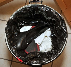 a008m_001.jpg (140.97 KiB) 21978 mal betrachtet Pumps im Müll