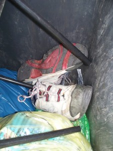 Ganz hinten in der Ecke des Restmüllcontainers geile Trekkingschuhe!